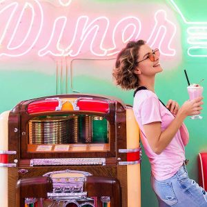 MUSICONLY dab+ Stream stylish-smiling-woman-in-retro-vintage